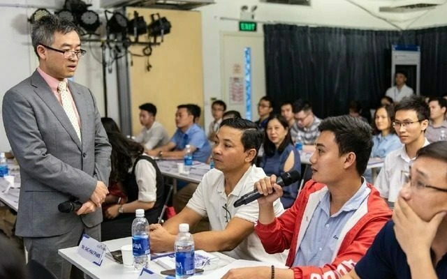 Dr-Win-giang-vien-root-camp