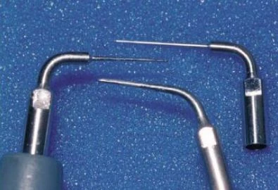 Chọn một đầu siêu âm nhỏ để đào xung quanh mảnh gãy bằng kim loại