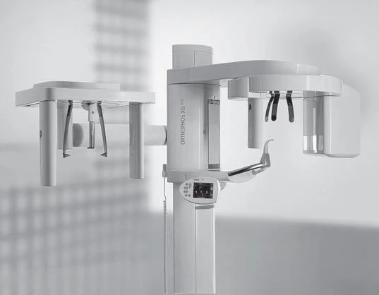 Hình 11. Máy chụp phim toàn cảnh Orthophos XG-PLUS (Cour- tesy Sirona Dental Systems GmbH, Bensheim, Germany.)