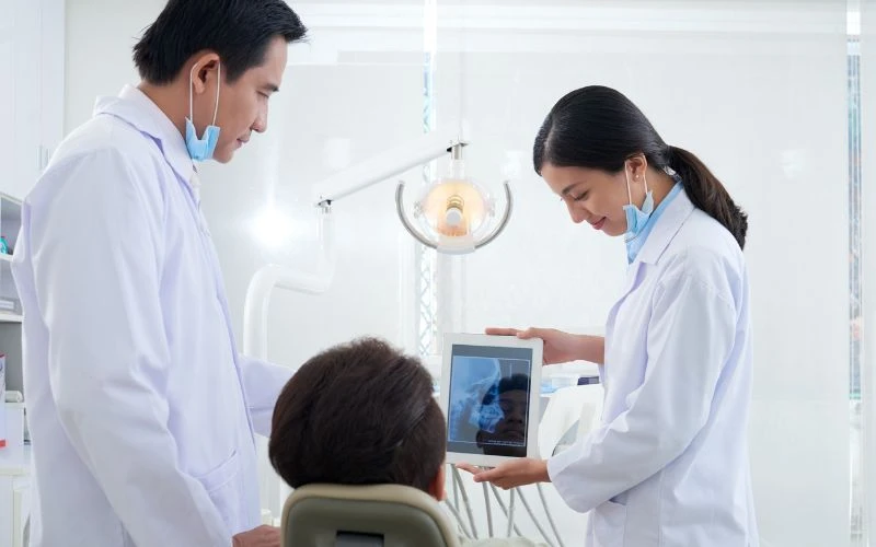 Đối đãi tử tế với nhân viên là điều quan trọng trong quản lý thực hành nha khoa