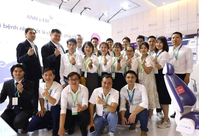 Anh & Em tại gian hàng triển lãm