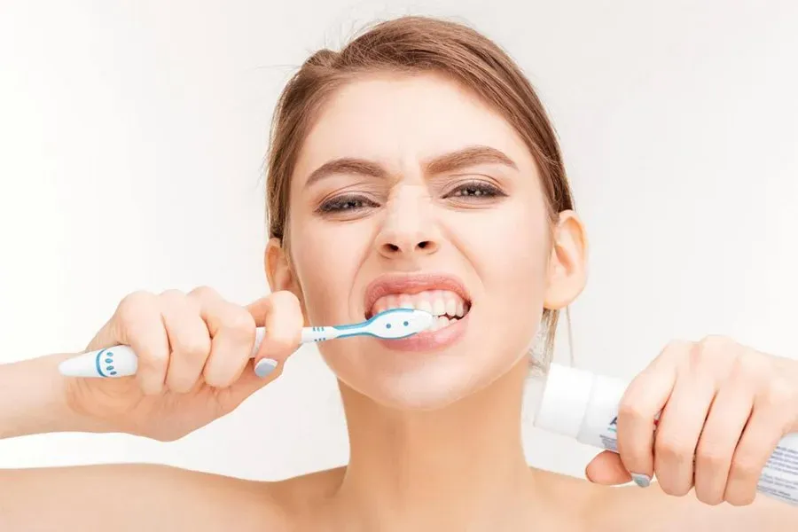 ê buốt chân răng